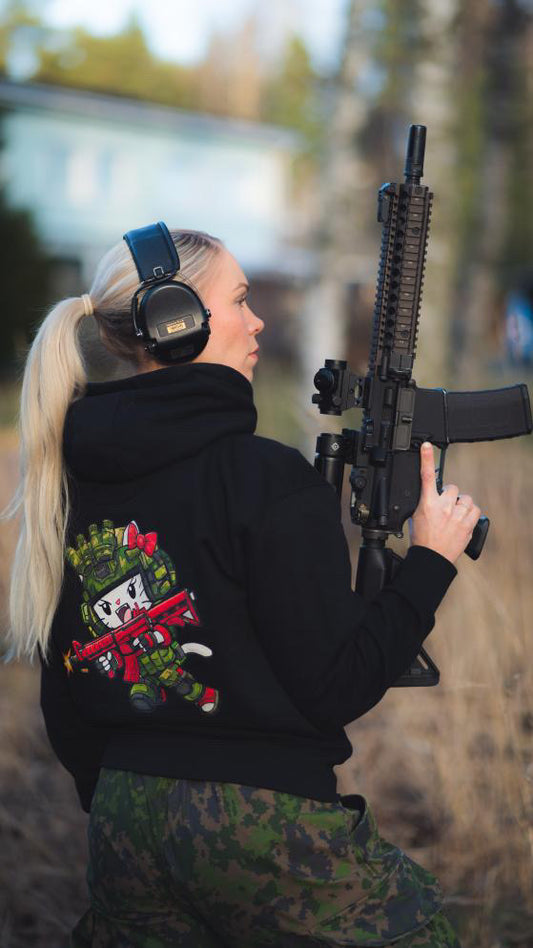 Potero Standard Tactical Kitty Collab Huppari, käyttökuvassa